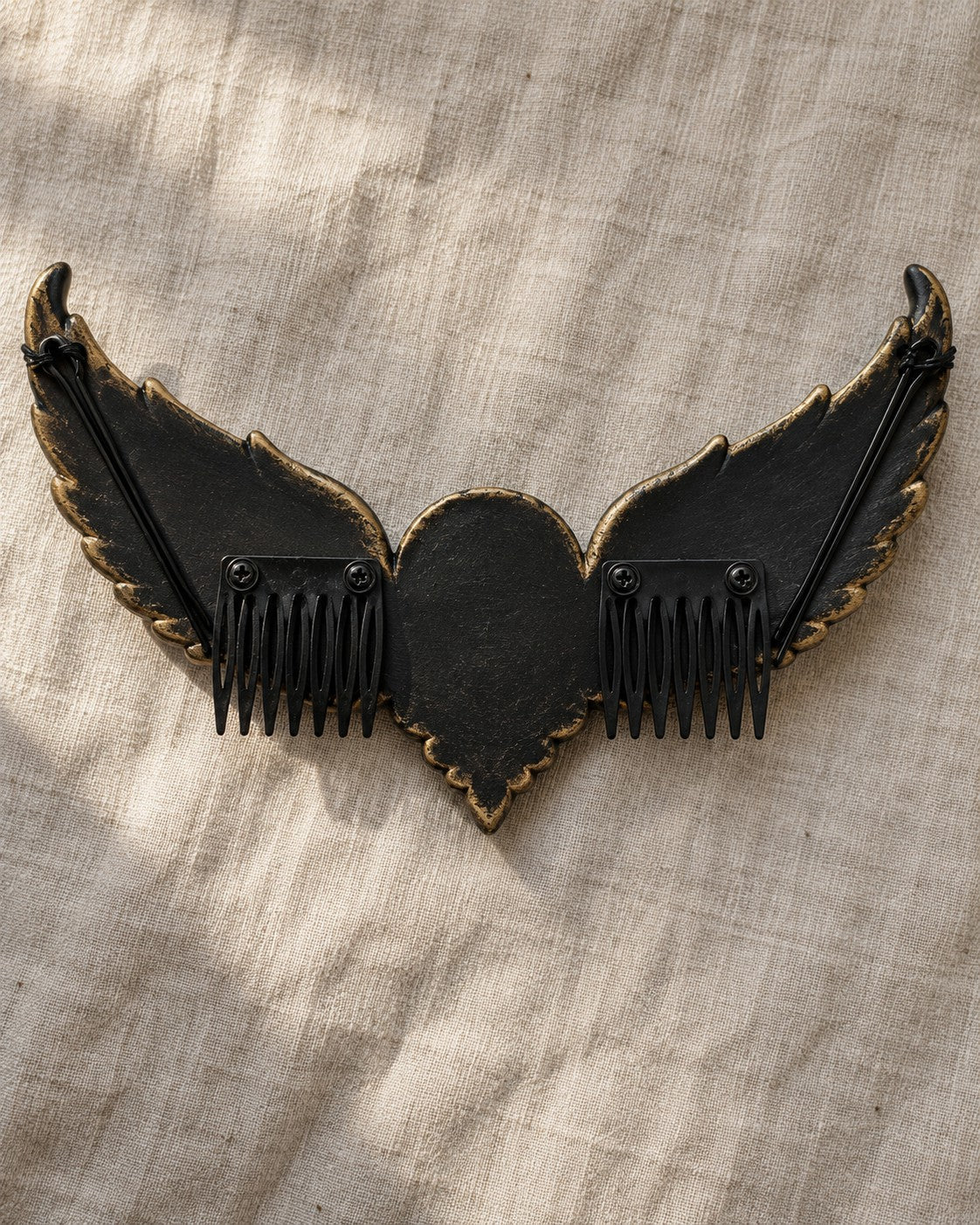 The back of the crown: two small combs hold it in the hair